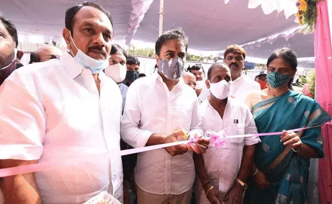 వనస్థలిపురం రైతు బజార్‌ వద్ద డబుల్‌ బెడ్‌రూమ్‌ ఇళ్లు ప్రారంభించిన కేటీఆర్‌