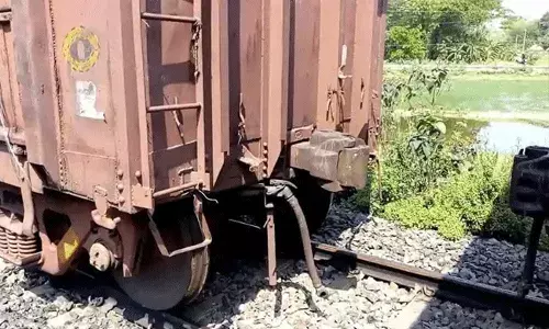 రైలు బోగీలెక్కి సెల్ఫీ.. విద్యుత్ తీగలకు తగలడంతో.. రైలు బోగీలెక్కి సెల్ఫీ.. విద్యుత్ తీగలకు తగలడంతో..