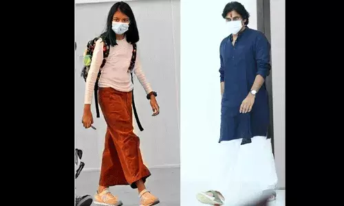 ఎయిర్పోర్ట్లో పవన్ చిన్న కుమార్తె.. ఎంత సింపుల్గా..: నెటిజెన్స్ కామెంట్ ఎయిర్పోర్ట్లో పవన్ చిన్న కుమార్తె.. ఎంత సింపుల్గా..: నెటిజెన్స్ కామెంట్