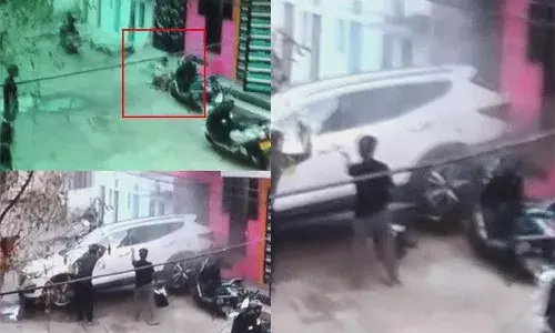 హైదరాబాద్లో కారు బీభత్సం.. ఇంటి ముందు ఆడుకుంటున్న చిన్నారులపైకి.. హైదరాబాద్లో కారు బీభత్సం.. ఇంటి ముందు ఆడుకుంటున్న చిన్నారులపైకి..