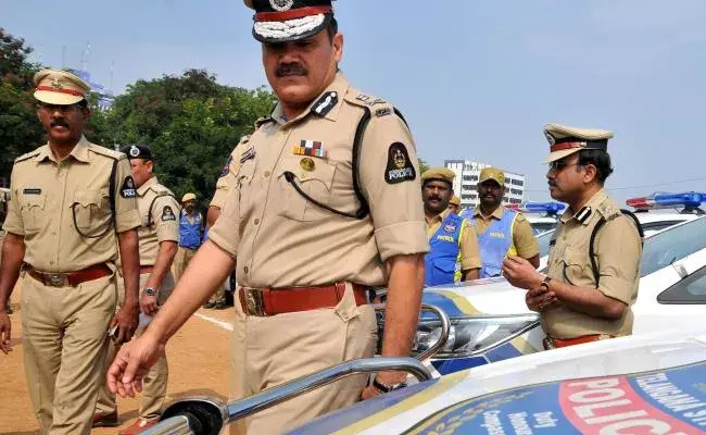 ఆన్లైన్ లోన్ యాప్ నిర్వాహకులపై పోలీసుల ఉక్కుపాదం! ఆన్లైన్ లోన్ యాప్ నిర్వాహకులపై పోలీసుల ఉక్కుపాదం!