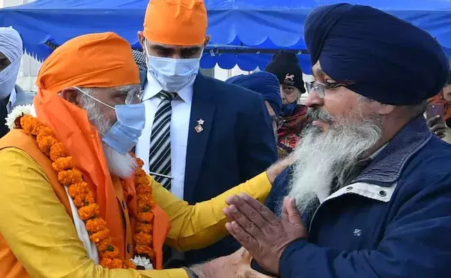PM Modi Gurudwara Tour: గురుద్వారాలో ప్రధాని మోదీ ప్రార్థనలు! PM Modi Gurudwara Tour: గురుద్వారాలో ప్రధాని మోదీ ప్రార్థనలు!