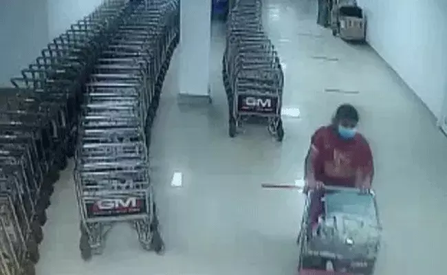 దుబాయ్ నుంచి గన్నవరం వచ్చిన ఓ వివాహిత అదృశ్యం దుబాయ్ నుంచి గన్నవరం వచ్చిన ఓ వివాహిత అదృశ్యం