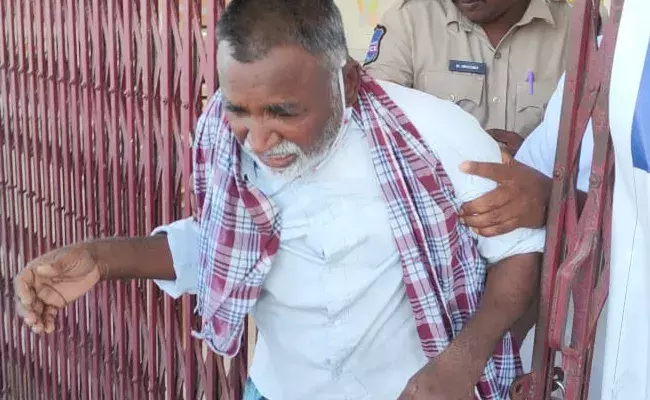 కలెక్టర్ ముందే  రైతు పురుగుల మందు తాగి ఆత్మహత్యాయత్నం కలెక్టర్ ముందే  రైతు పురుగుల మందు తాగి ఆత్మహత్యాయత్నం