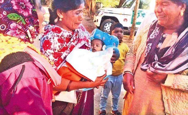 అమ్మ ఒడిలోనే పసి పాప ప్రాణాలు.. ఆస్పత్రిలో వైద్యులు లేక రెండు నెలల చిన్నారి