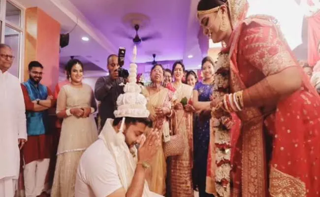 వధువు కాళ్ళు మొక్కిన వరుడు .. సూపర్ అంటున్న నెటిజన్లు! వధువు కాళ్ళు మొక్కిన వరుడు .. సూపర్ అంటున్న నెటిజన్లు!