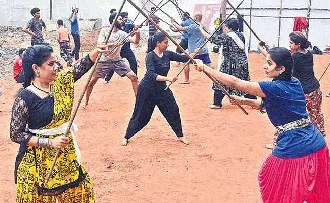 అమ్మాయిలకు ఆత్మరక్షణనిచ్చే కలరిపాయట్టు.. తెలంగాణ స్కూల్స్లో అమ్మాయిలకు ఆత్మరక్షణనిచ్చే కలరిపాయట్టు.. తెలంగాణ స్కూల్స్లో