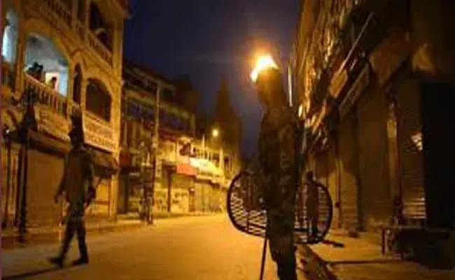 Karnataka Night Curfew : కొత్త వైరస్ టెన్షన్ : మొన్న మహారాష్ట్ర.. నేడు కర్ణాటక Karnataka Night Curfew : కొత్త వైరస్ టెన్షన్ : మొన్న మహారాష్ట్ర.. నేడు కర్ణాటక