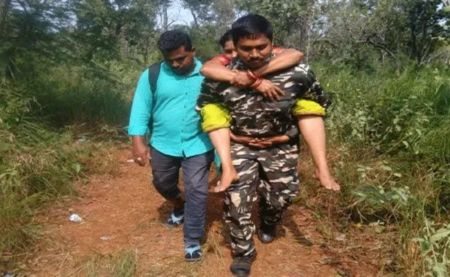 కళ్లు తిరిగి పడిపోయిన భక్తురాలికి కానిస్టేబులే వాహనమై..