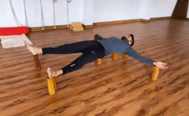 చెక్కముక్కలపై చైతూ రిలాక్స్ చెక్కముక్కలపై చైతూ రిలాక్స్