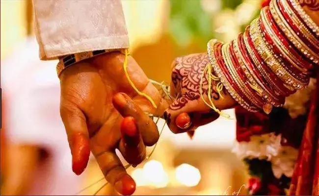 పీటలపై పెళ్లిని ఆపేసిన వధువు.. పెళ్ళికొచ్చిన అమ్మాయితో వరుడి పెళ్లి! పీటలపై పెళ్లిని ఆపేసిన వధువు.. పెళ్ళికొచ్చిన అమ్మాయితో వరుడి పెళ్లి!