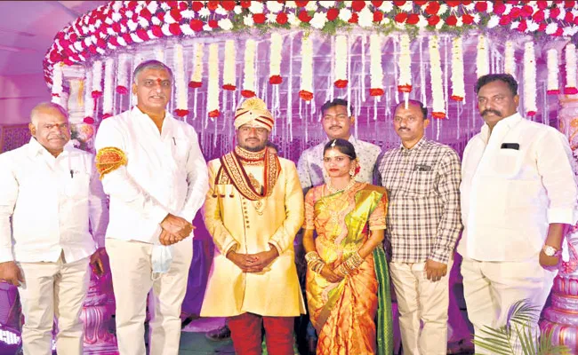 Harish Rao : అనాథను చదివించి, పెండ్లి చేసిన హరీష్ రావు!