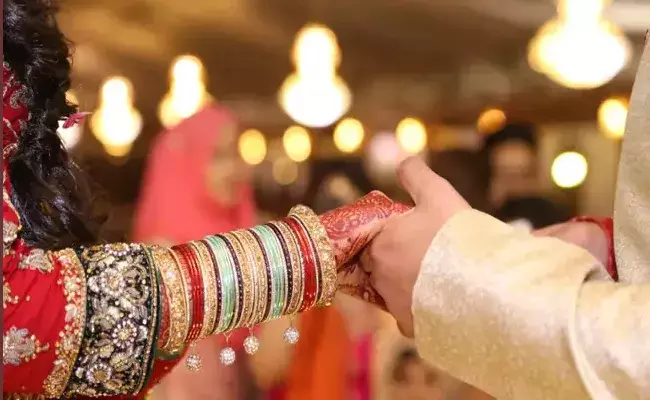 పీటల మీద పెళ్ళాపిన యువతికి ప్రియుడితో పెళ్లి! పీటల మీద పెళ్ళాపిన యువతికి ప్రియుడితో పెళ్లి!