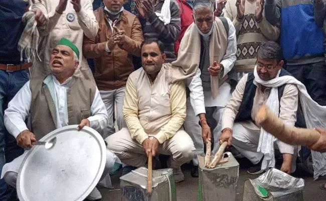 ప్రధాని మోదీ మన్ కి బాత్ కార్యక్రమానికి వ్యతిరేకంగా రైతుల నిరసన ప్రధాని మోదీ మన్ కి బాత్ కార్యక్రమానికి వ్యతిరేకంగా రైతుల నిరసన