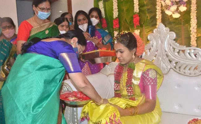 కేసీఆర్ దత్త పుత్రిక ప్రత్యూష పెళ్లి సందడి.. పెళ్లికూతురిని చేసిన సీఎం సతీమణి కేసీఆర్ దత్త పుత్రిక ప్రత్యూష పెళ్లి సందడి.. పెళ్లికూతురిని చేసిన సీఎం సతీమణి