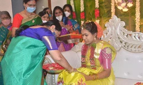 కేసీఆర్‌ దత్త పుత్రిక ప్రత్యూష పెళ్లి సందడి.. పెళ్లికూతురిని చేసిన సీఎం సతీమణి