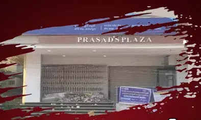 ఉయ్యూరు నగర పంచాయతీ కమిషనర్‌పై సస్పెన్షన్‌ వేటు