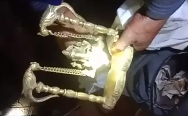 గుప్త నిధుల తవ్వకం : బయటపడ్డ బంగారు వినాయకుడి విగ్రహం గుప్త నిధుల తవ్వకం : బయటపడ్డ బంగారు వినాయకుడి విగ్రహం