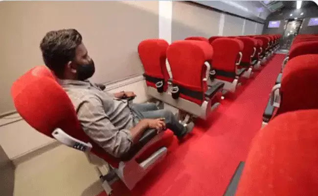 ఆహా! ఏమి హాయిలే హలా.. ఇది ఇండియన్ రైలా..