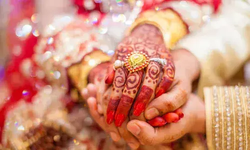 నా భర్తంటే.. నా భర్త.. ఒక్కడి కోసం కొట్టుకున్న ఇద్దరు మహిళలు!