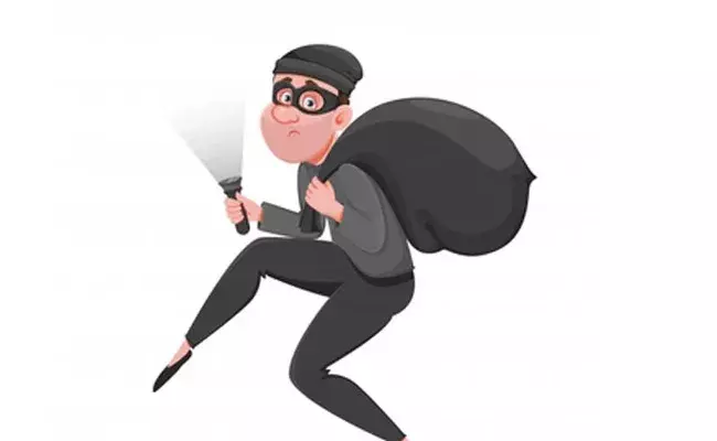 సంచలనం రేపిన బంగారం చోరీ కేసులో నిందితుల అరెస్టు!