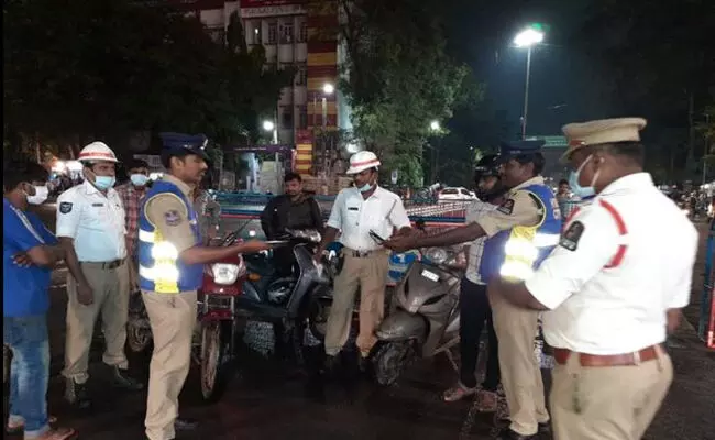 తాగి వాహనాలు నడిపితే పబ్లు, బార్ల యజమానులదే బాధ్యత: హైదరాబాద్ పోలీసులు తాగి వాహనాలు నడిపితే పబ్లు, బార్ల యజమానులదే బాధ్యత: హైదరాబాద్ పోలీసులు
