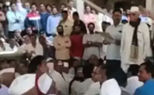 వేలం పాటలో సర్పంచి పోస్ట్.. రూ.2 కోట్లకు దక్కించుకున్న విశ్వాస్ వేలం పాటలో సర్పంచి పోస్ట్.. రూ.2 కోట్లకు దక్కించుకున్న విశ్వాస్