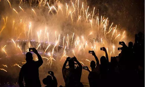 ప్రపంచ వ్యాప్తంగా న్యూ ఇయర్ సంబరాలు.. మొట్టమొదటగా వేడుకలు జరిగింది అక్కడే! ప్రపంచ వ్యాప్తంగా న్యూ ఇయర్ సంబరాలు.. మొట్టమొదటగా వేడుకలు జరిగింది అక్కడే!