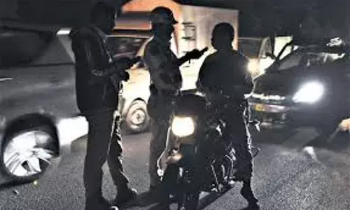 జూబ్లీహిల్స్లో అర్థరాత్రి యువకుల హల్చల్.. నడిరోడ్డుపై ఇనుపరాడ్లతో జూబ్లీహిల్స్లో అర్థరాత్రి యువకుల హల్చల్.. నడిరోడ్డుపై ఇనుపరాడ్లతో