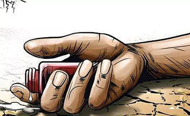 తహసీల్దార్ కార్యాలయం వద్ద పురుగుల మందు తాగిన రైతు తహసీల్దార్ కార్యాలయం వద్ద పురుగుల మందు తాగిన రైతు