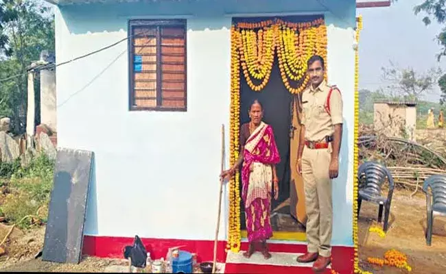శభాష్ పోలీసన్న.. పేదరాలికి సొంతిల్లును గిఫ్ట్ గా ఇచ్చిండు!