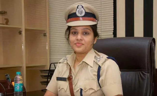 D Roopa IPS : 20ఏళ్లలో.. 40బదిలీలే! D Roopa IPS : 20ఏళ్లలో.. 40బదిలీలే!