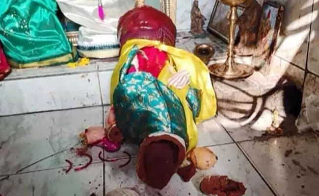 విజయవాడలో సీతమ్మ విగ్రహ ధ్వంసంపై అగ్రహ జ్వాలలు విజయవాడలో సీతమ్మ విగ్రహ ధ్వంసంపై అగ్రహ జ్వాలలు