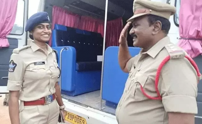 తండ్రి ఆనందం.. తన కంటే పై స్థాయిలో ఉన్న కూతురికి సెల్యుట్.. తండ్రి ఆనందం.. తన కంటే పై స్థాయిలో ఉన్న కూతురికి సెల్యుట్..