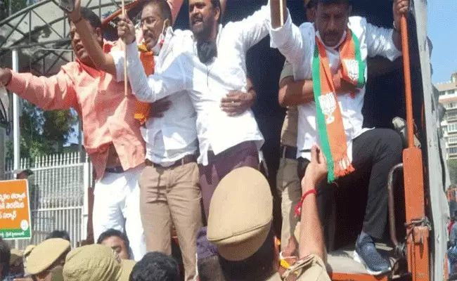 ప్రగతి భవన్ని ముట్టడించిన బీజేపీ కార్పొరేటర్లు ప్రగతి భవన్ని ముట్టడించిన బీజేపీ కార్పొరేటర్లు