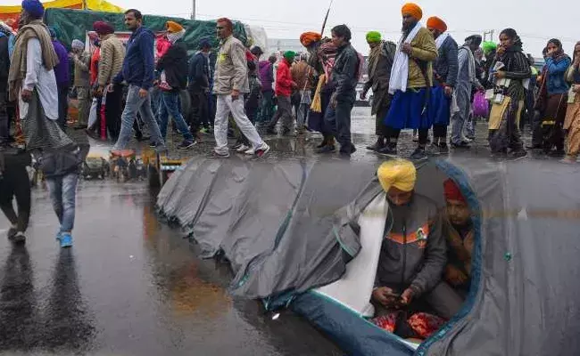 వ్యవసాయ చట్టాలపై పట్టు వీడని అన్నదాతలు.. చట్టాలను రద్దు చేయాల్సిందేనని డిమాండ్ వ్యవసాయ చట్టాలపై పట్టు వీడని అన్నదాతలు.. చట్టాలను రద్దు చేయాల్సిందేనని డిమాండ్