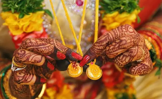 ఆ యువకులను పెళ్లి చేసుకుంటే మూడు లక్షలు.. కర్ణాటక ప్రభుత్వం బంపరాఫర్! ఆ యువకులను పెళ్లి చేసుకుంటే మూడు లక్షలు.. కర్ణాటక ప్రభుత్వం బంపరాఫర్!