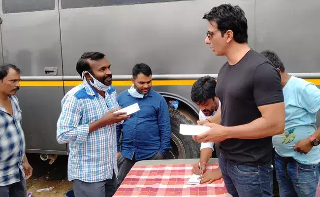 గ్రేట్ సోనూ.. ఆచార్య యూనిట్ కి స్మార్ట్ ఫోన్స్ గిఫ్ట్!