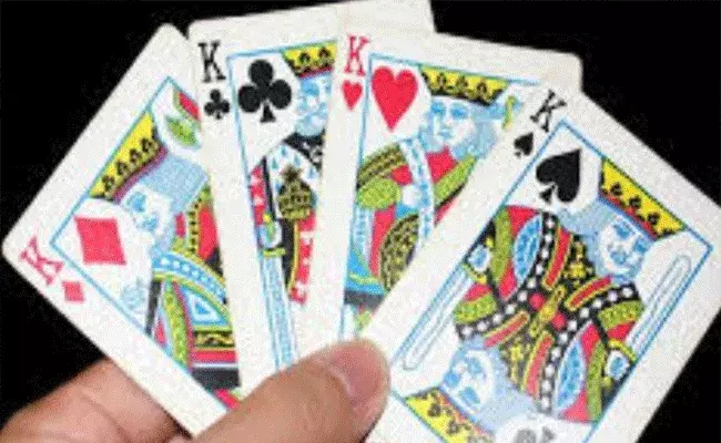 పేకాట పాపమ్మలు.. రమ్మీ ఆడుతున్న మహిళల నుంచి రూ.30వేలు స్వాధీనం