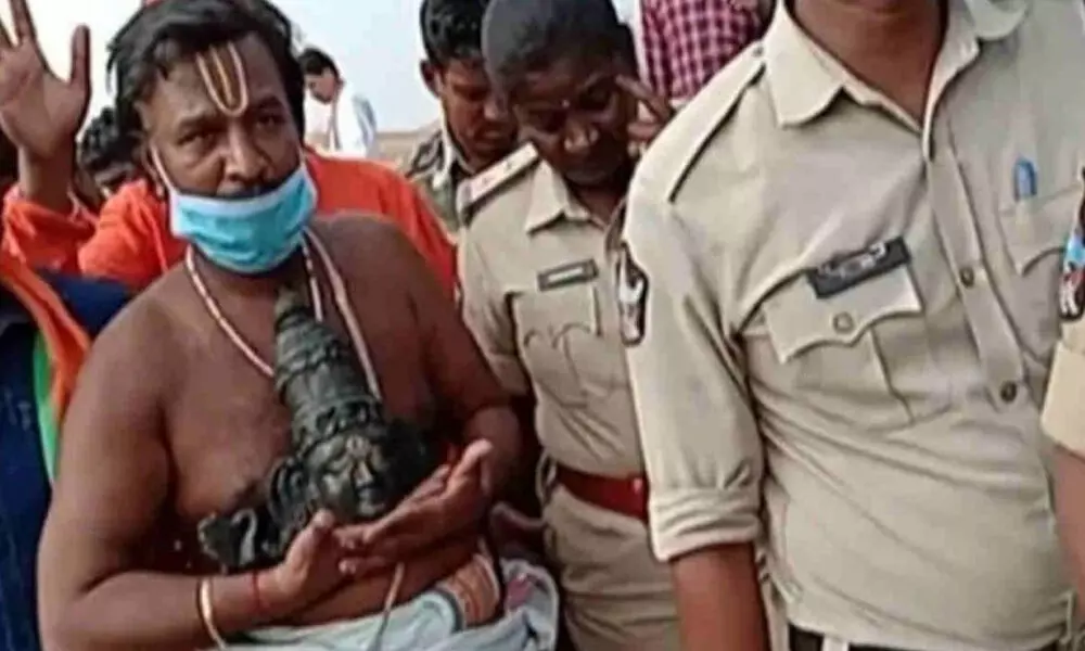 రామతీర్థం ఘటనలో పోలీసుల పురోగతి? రామతీర్థం ఘటనలో పోలీసుల పురోగతి?