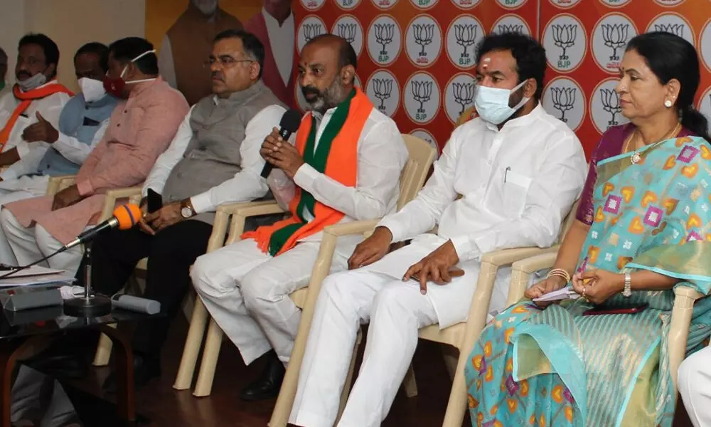 ఢిల్లీకి వెళ్లి వచ్చాక కేసీఆర్కు భయం పట్టుకుంది : బండి సంజయ్ ఢిల్లీకి వెళ్లి వచ్చాక కేసీఆర్కు భయం పట్టుకుంది : బండి సంజయ్