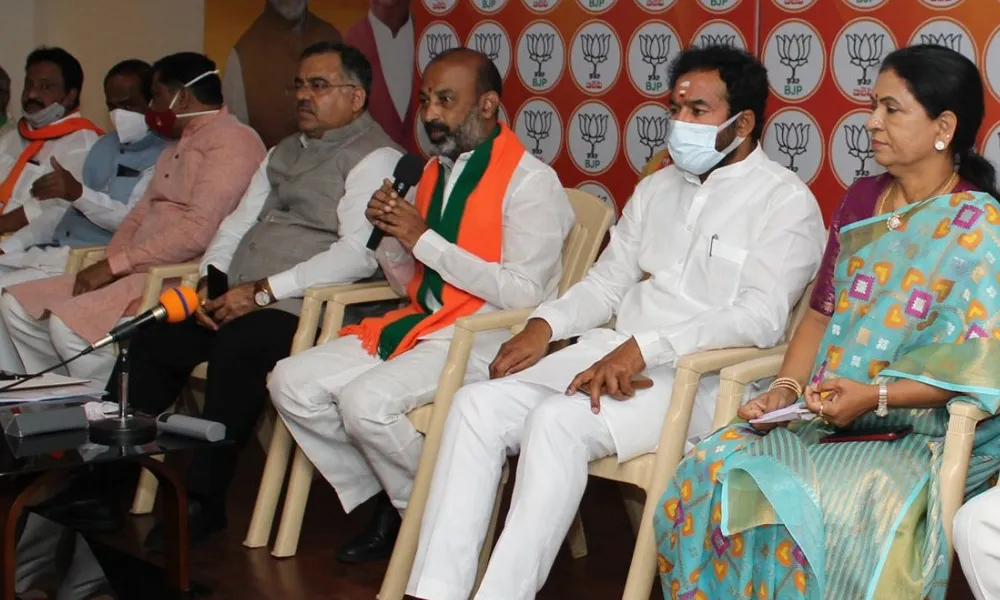 ఢిల్లీకి వెళ్లి వచ్చాక కేసీఆర్కు భయం పట్టుకుంది : బండి సంజయ్ ఢిల్లీకి వెళ్లి వచ్చాక కేసీఆర్కు భయం పట్టుకుంది : బండి సంజయ్
