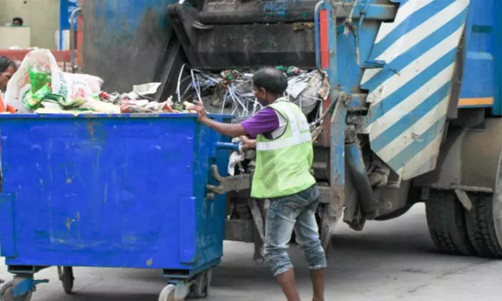 గ్రేట్ : నిజాయితీ చాటుకున్న పారిశుద్ధ్య కార్మికుడు