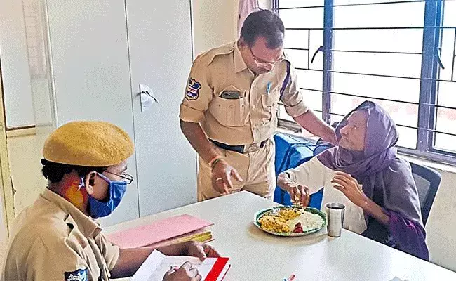 ముగ్గురు కొడుకులు కాదన్నారు.. మూడు రోజులైంది అన్నం తినక ముగ్గురు కొడుకులు కాదన్నారు.. మూడు రోజులైంది అన్నం తినక