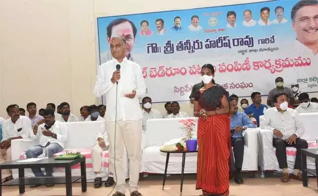 డబుల్ బెడ్ రూమ్ ఇల్లు వద్దంది.. మంత్రి మనసు గెలుచుకుంది! డబుల్ బెడ్ రూమ్ ఇల్లు వద్దంది.. మంత్రి మనసు గెలుచుకుంది!