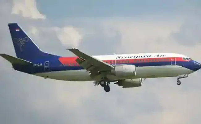 ఇండోనేషియాలో సముద్రంలో కూలిన విమానం