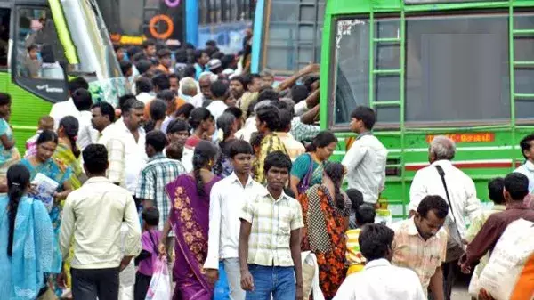 పండక్కి సిటీల నుంచి పల్లెబాట పడుతున్న జనం!