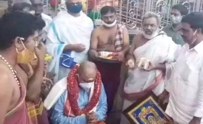 సుబ్రహ్మణేశ్వర స్వామిని దర్శించుకున్న నిమ్మగడ్డ రమేష్! సుబ్రహ్మణేశ్వర స్వామిని దర్శించుకున్న నిమ్మగడ్డ రమేష్!