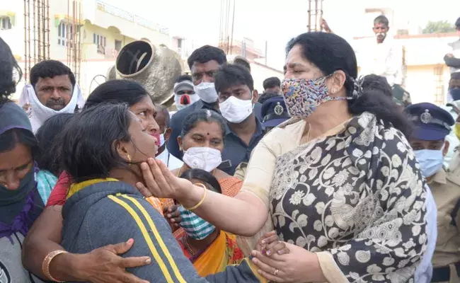 కరెంట్‌ షాక్‌తో ఐదుగురు మృతి.. బాధిత కుటుంబాలను పరామర్శించిన మంత్రి సత్యవతి రాథోడ్