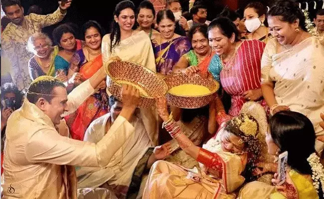 సునీత పెళ్లిపై ట్రోల్స్.. కత్తి మహేష్ పంచ్ సునీత పెళ్లిపై ట్రోల్స్.. కత్తి మహేష్ పంచ్